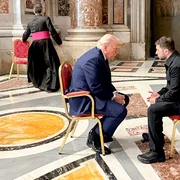 Donald Trump și Volodimir Zelenski au avut o discuție intensă la funeraliile Papei FOTO EPA EFE jpg