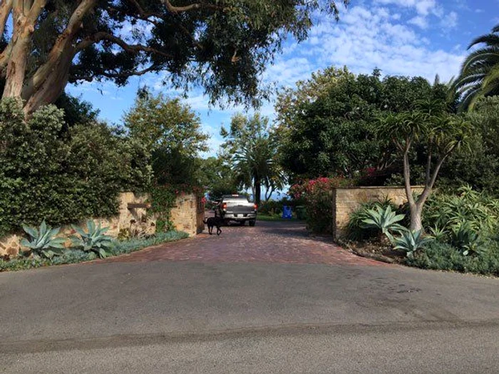 Maşinile încarcă mobilă şi pleacă de la reşedinţa ei