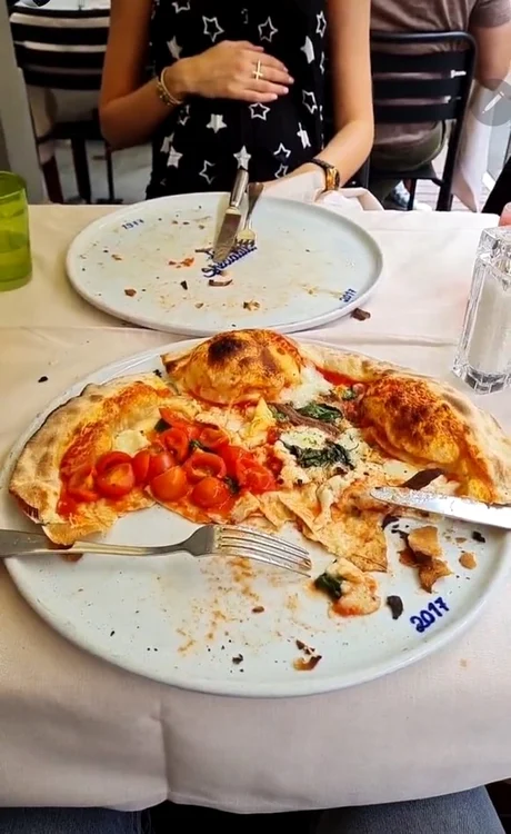 Dani Oțil a deconspirat-o pe Gabriela: poftele de gravidă și-au spus cuvântul și viitoarea mămică a mâncat o pizza întreagă Sursă foto: Arhivă personală