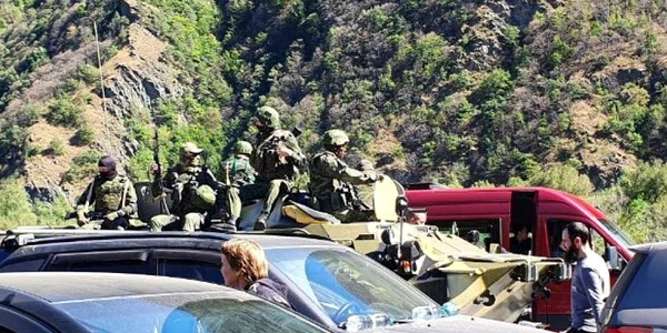 un vehicul blindat cu personal militar,  la punctul de frontieră Verkhny Lars din Osetia de Nord Foto: Twitter/ @zonov_sl