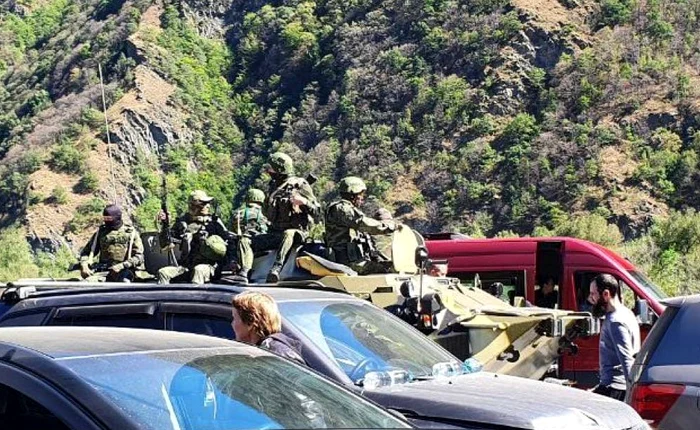 Mașinile nu sunt lăsate să treacă spre Georgia de către personaul militar Foto: Twitter/ @zonov_sl