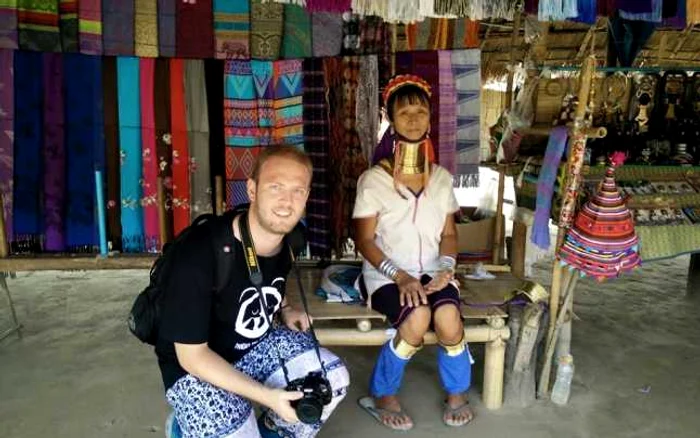 Erik Seulean în Thailanda alături de o localnică. foto: Erik Seulean