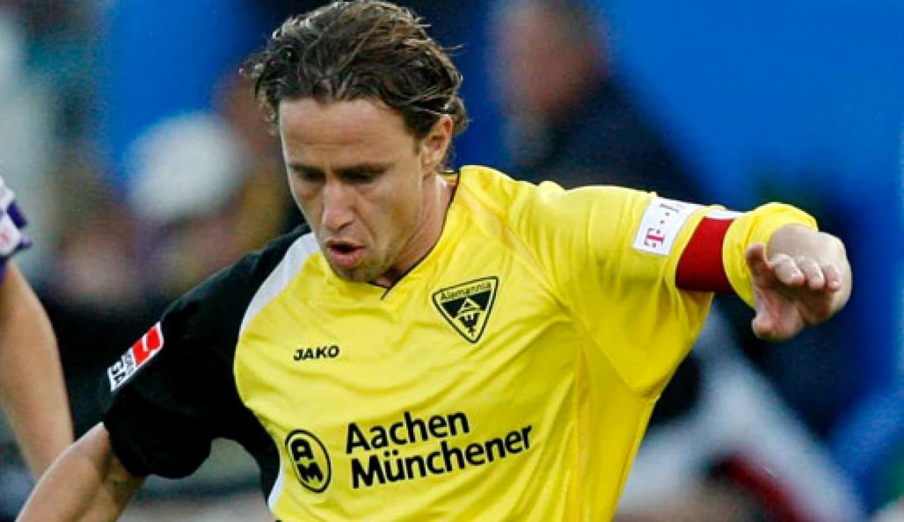Laurenţiu Reghecampf, pe vremea când evolua la Aachen, pe care a ajutat-o să promoveze în Bundesliga