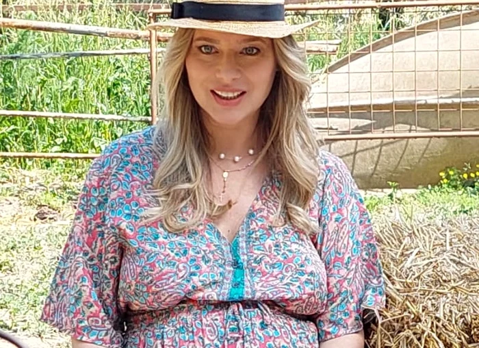 Gravidă în 9 luni,  actriţa filma  cu ambulanţa  pe platouri 