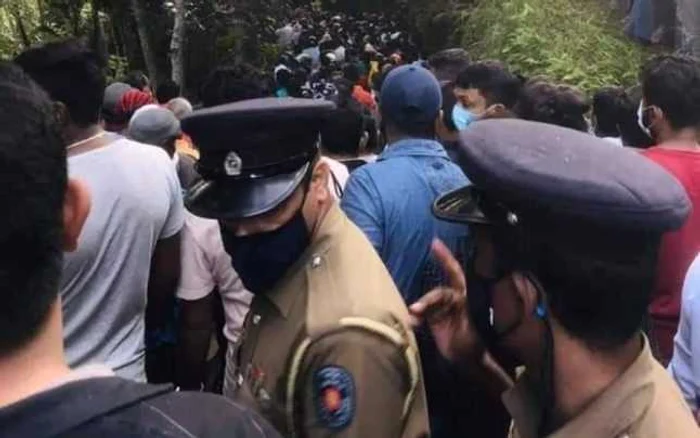 Îmbulzeală în Sri Lanka pentru siropul minune anti-COVID-19 FOTO Twitter Vajira Sumedha