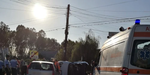 Imagini cu accidentul rutier produs la Băbeni - Vâlcea pe DN 64 cu o maşină răsturnată şi trei persoane încarcerate Foto Poliţia Vâlcea