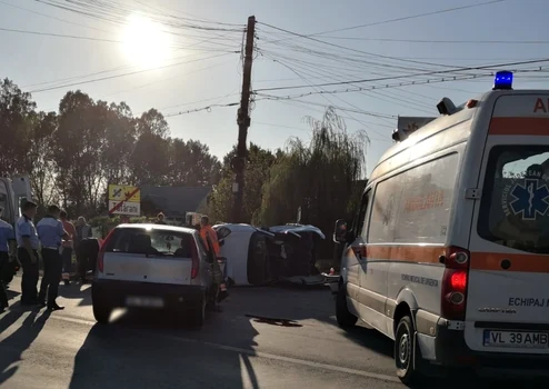 Imagini cu accidentul rutier produs la Băbeni - Vâlcea pe DN 64 cu o maşină răsturnată şi trei persoane încarcerate Foto Poliţia Vâlcea