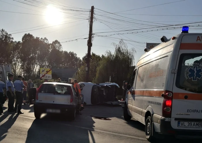 Imagini de la accidentul produs în Băbeni - Vâlcea, pe DN 64, cu trei persoane rămase încarcerate într-o maşină răsturnată, în urma unei coliziuni Foto Poliţia Vâlcea