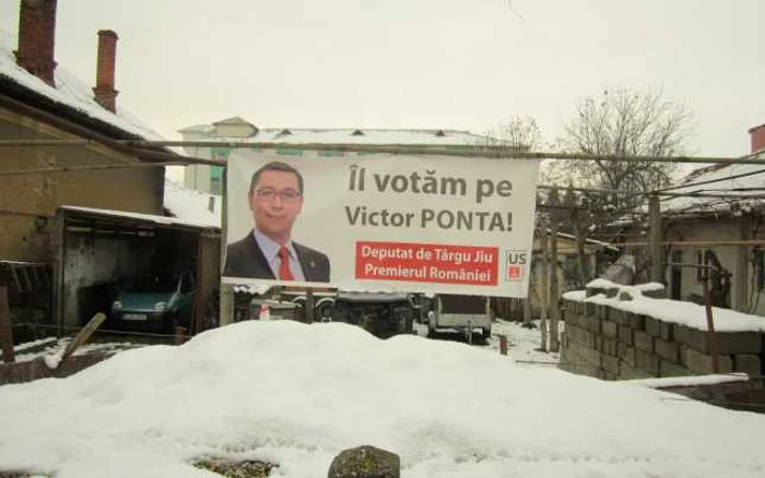 Bannerele cu Victor Ponta sunt peste tot în Târgu-Jiu FOTO Adevărul