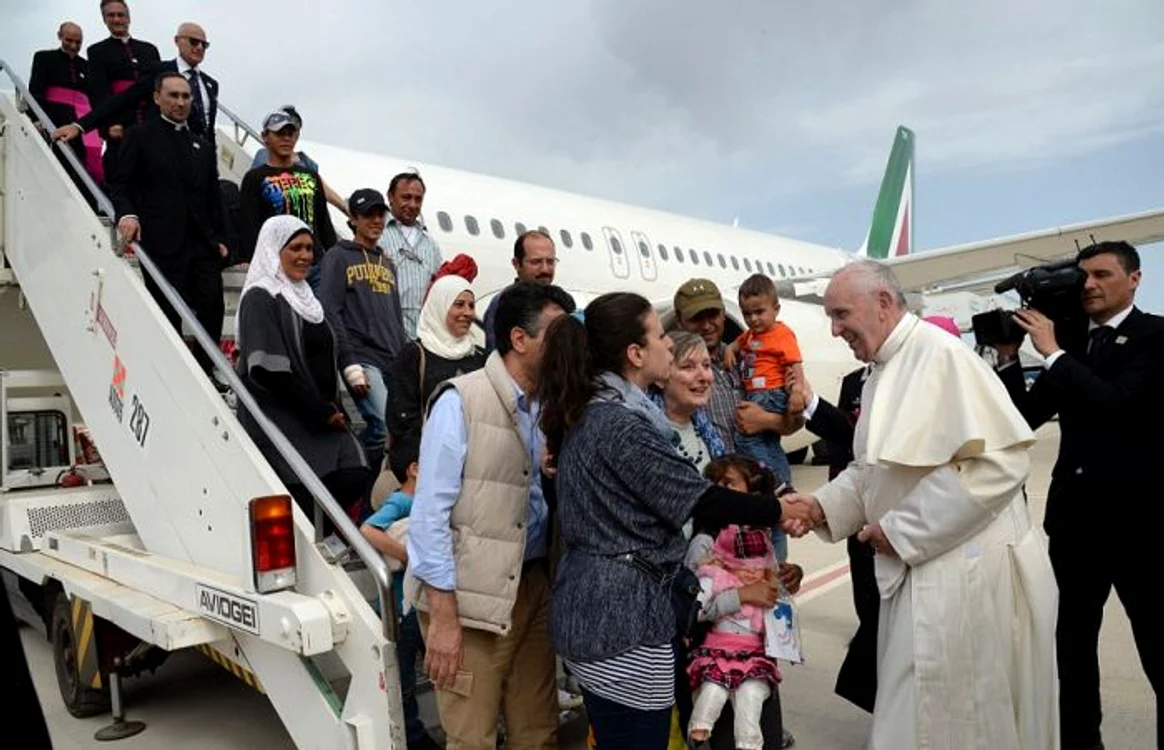 Papa a luat trei familii de refugiați sirieni în RomaFoto: Getty