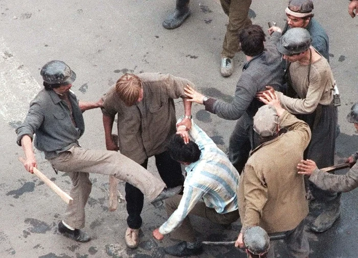 Minerii au ”explicat” bucureștenilor că nu este bine să protesteze la adresa lui Ion Iliescufoto: ap