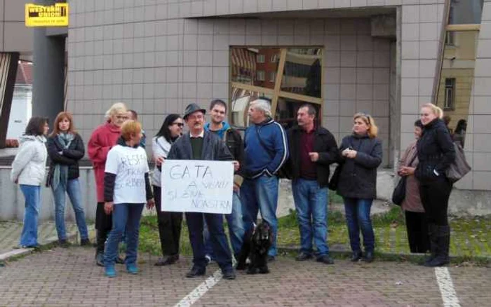 Oamenii s/au adunat în parcarea din apropierea sediului DIICOT Alba Iulia