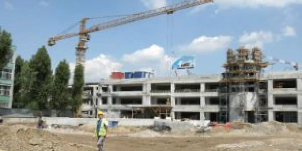 Economy to drop strainedly in the 1st half