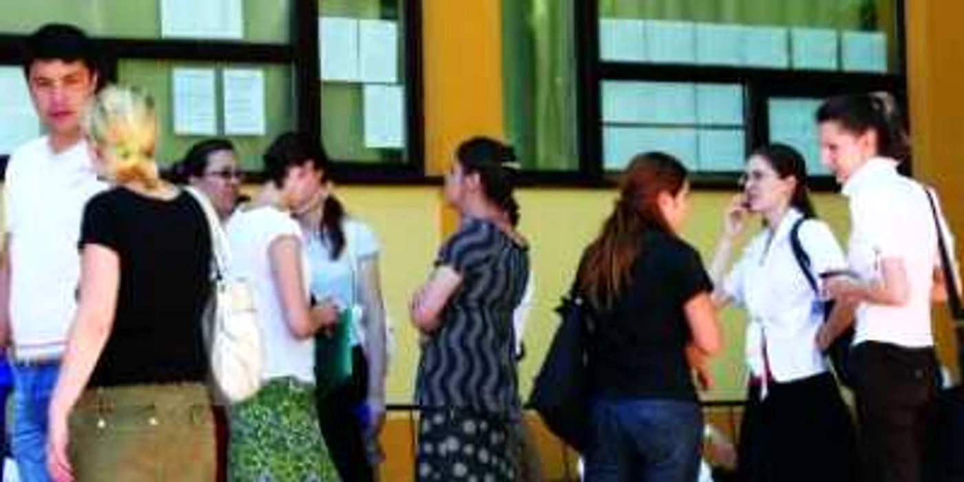 Iaşi: Titularizarea, o capcană pentru zeci de absolvenţi Bologna