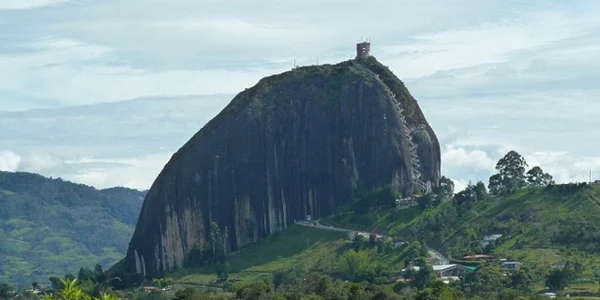 Roca El Peñon de Guatape din Columbia