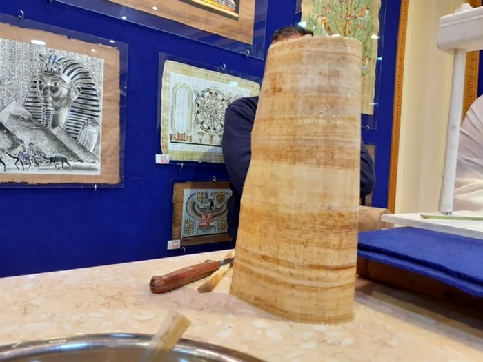 Așa arată foaia de papirus după ce este scoasă de la presă