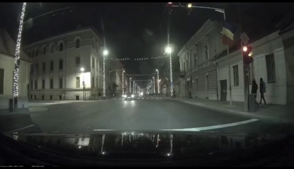 Biciclist, la un pas să fie spulberat de un șofer care a trecut pe roșu cu 100 de kilometri la oră - VIDEO 