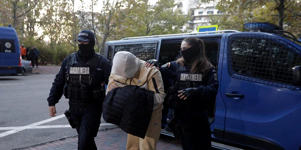 Persoane aduse la audiere la DIICOT dupa descinderi la membrii clanului Caran in Bucuresti 23 noiembrie 2023 FOTO Inquam Photos George Calin (1) jpg