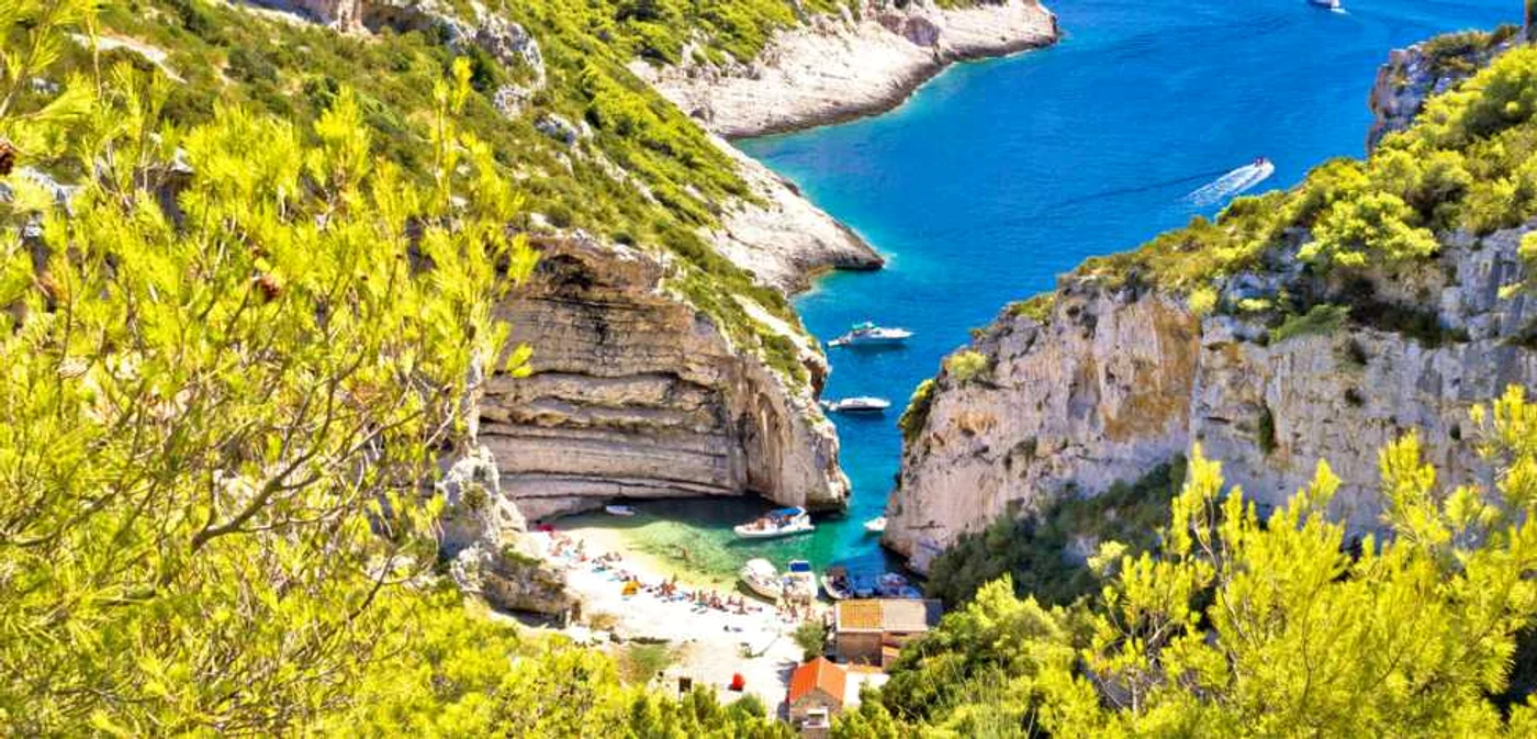 Plaja din Golful Stiniva, de pe insula Vis, din Croaţia. FOTO europeanbestdestinations.com