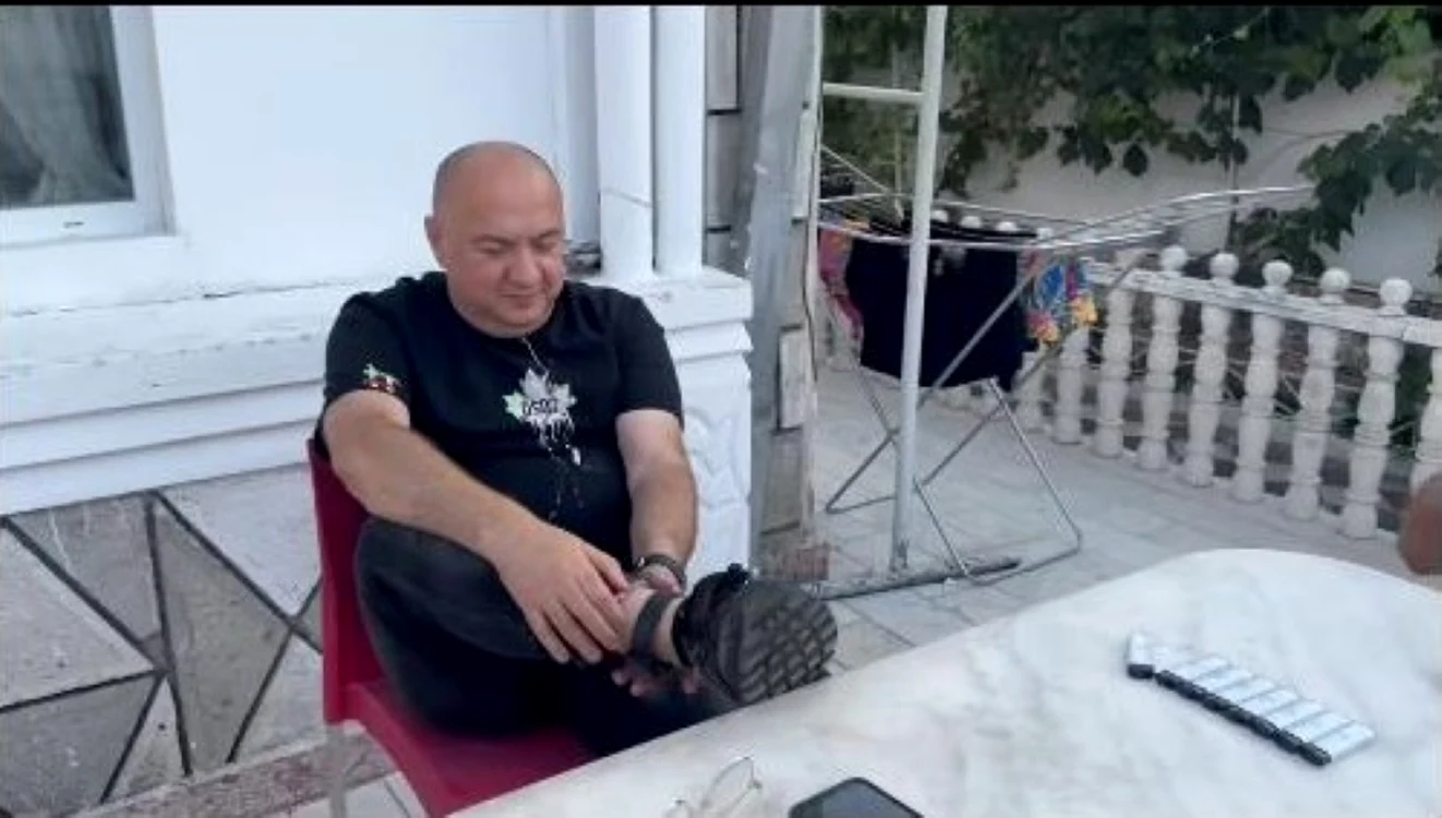 Leo de la Strehaia, arătându-şi brăţara de monitorizare. FOTO: captură video