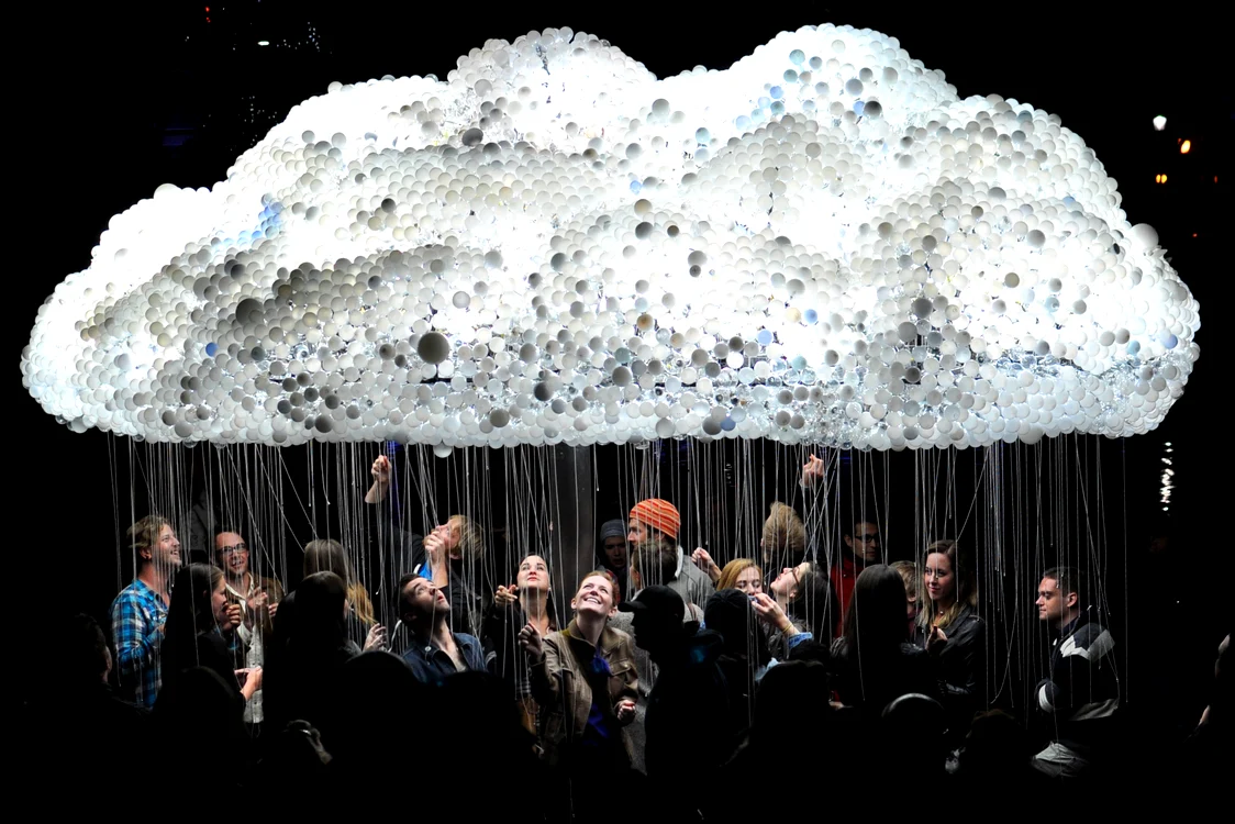 
    Cloud, instalația cu sute de „bulbi” de lumină, e creația unor canadieni. Va putea fi admirată și la București  