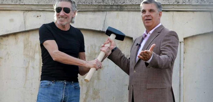 Roger Waters şi Valeriu Zgonea, mânuind „megaciocanul” FOTO Mediafax