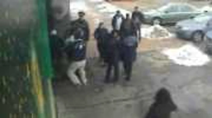 Trei agenţi au lăsat un grup de rromi să atace cu topoare paznicul cazinoului