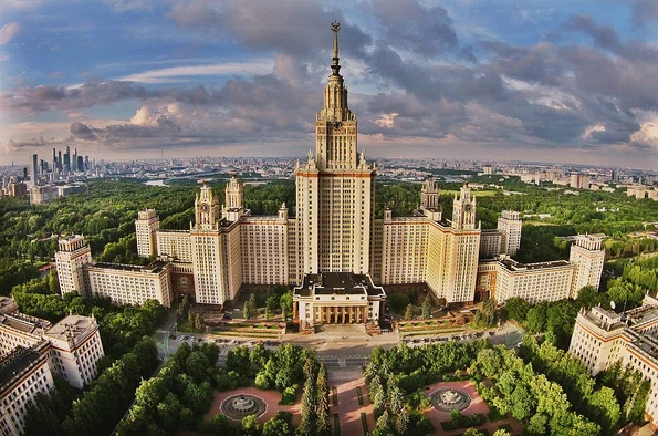 Universitatea „V.M. Lomonosov” din Moscova (foto: I.s.kopytov / Wikimedia Commons)