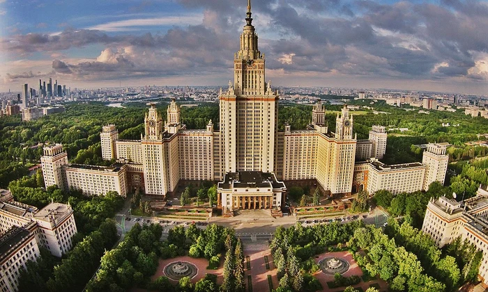 Universitatea „V.M. Lomonosov” din Moscova (foto: I.s.kopytov / Wikimedia Commons)