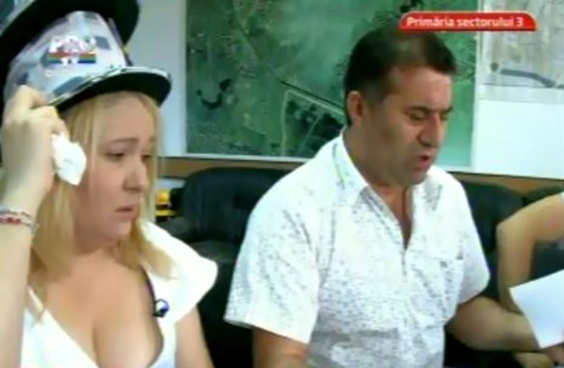 Viorica din Clejani a plâns în hohote în faţa primarului (Foto: captură video Pro TV)