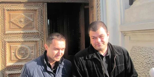 Cei doi bodiguarzi au pazit uşa bisericii