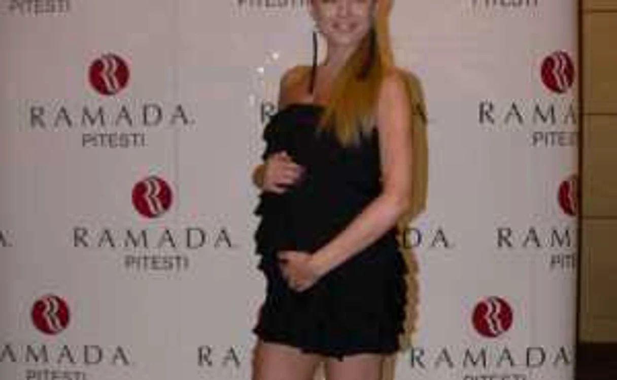 Elena Gheorghe a cântat la inaugurarea Hotelului Ramada din Piteşti