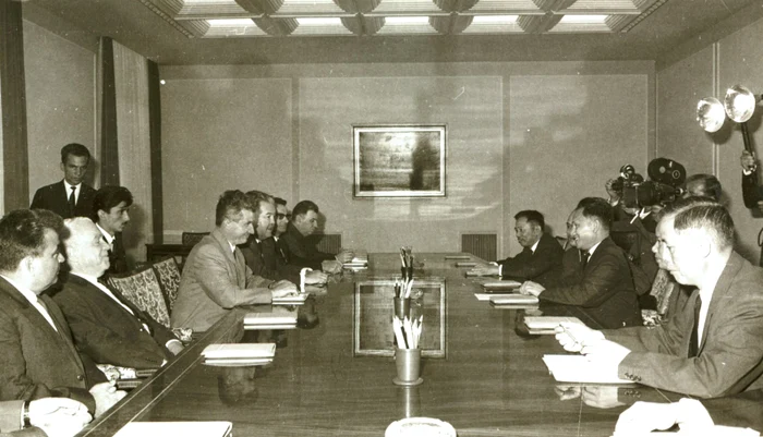 Nicolae Ceauşescu l-a primit pe vietnamezul Le Thanh Nghi la Consiliul de Miniştri, în 1966. Foto: Fototeca Online a Comunismului Românesc