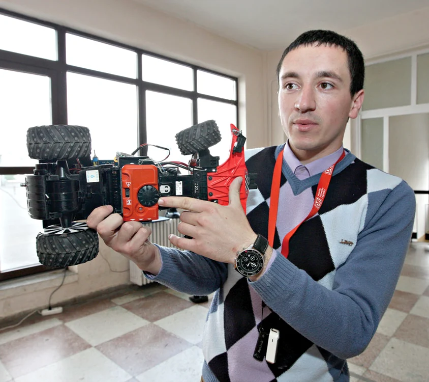 
    Un tânăr ieşean a pus la punct un  dispozitiv revoluţionar (foto: Florin Chirica)  