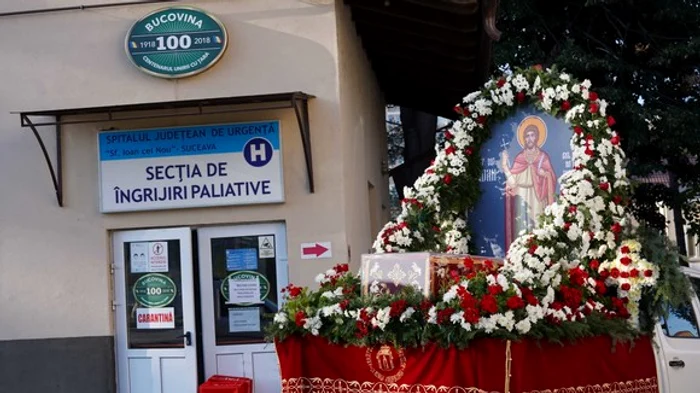 
    Moaștele Sf Ioan cel Nou au fost purtate cu o mașină prin toată Suceava Foto: basilica.ro  