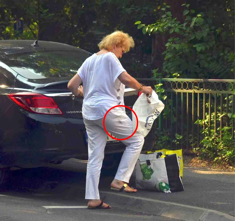 Corina Chiriac, cu pantalonii pătaţi şi părul nevopsit. Firele albe au ieşit la suprafaţă