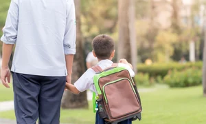 copil tata scoala shutterstock jpeg