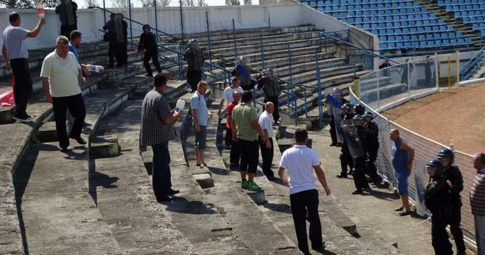 Jandarmii olteni au simulat o încăierare cu "huligani" la stadionul municipal din Slatina