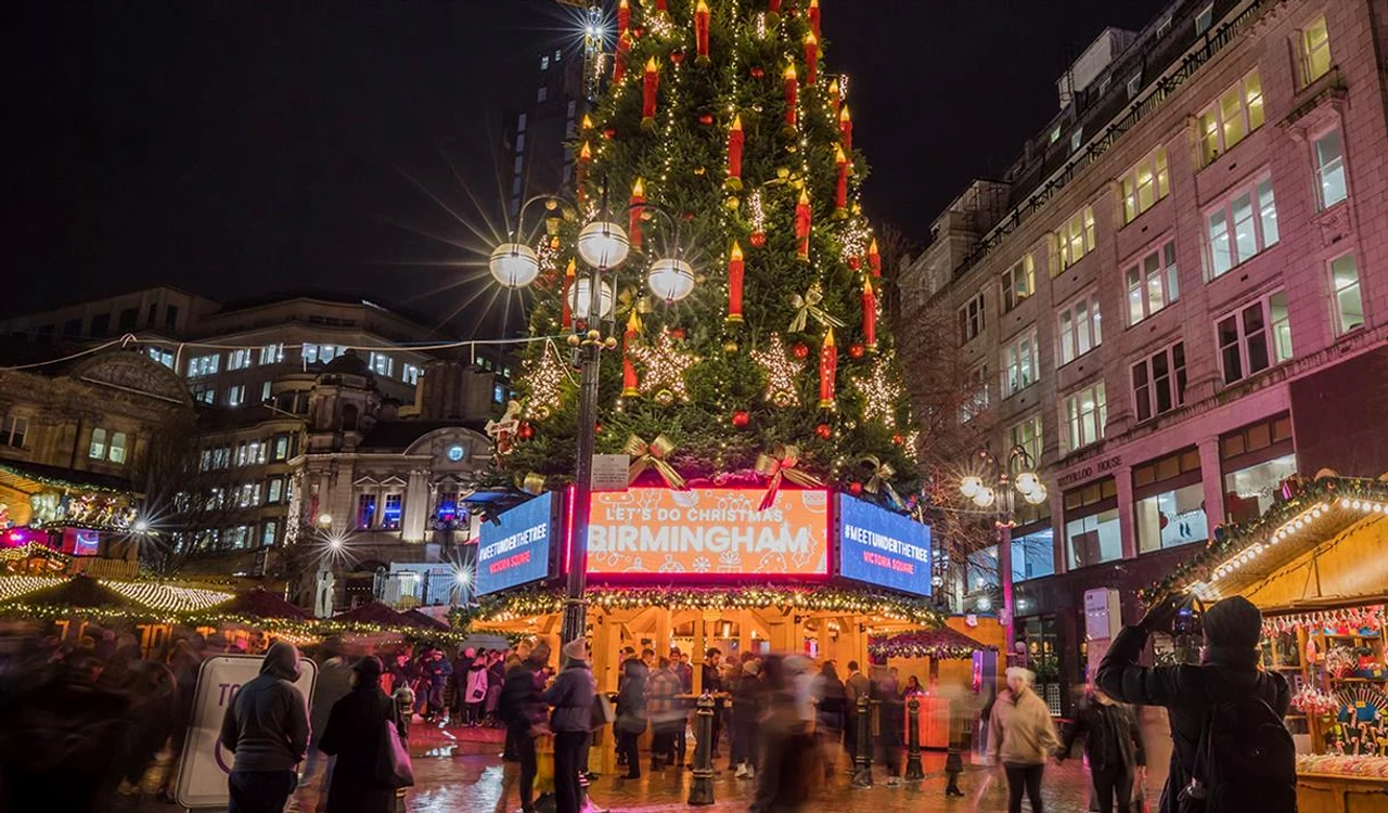 Târgul de Crăciun din Birmingham a fost plin ochi foto: visitbirmingham.com