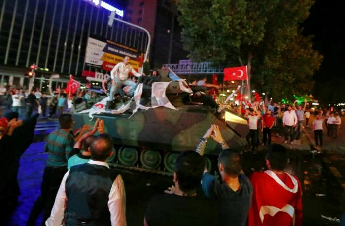 
    Tentativa armatei de a prelua controlul asupra țării pare să fi eșuatFoto: AP  