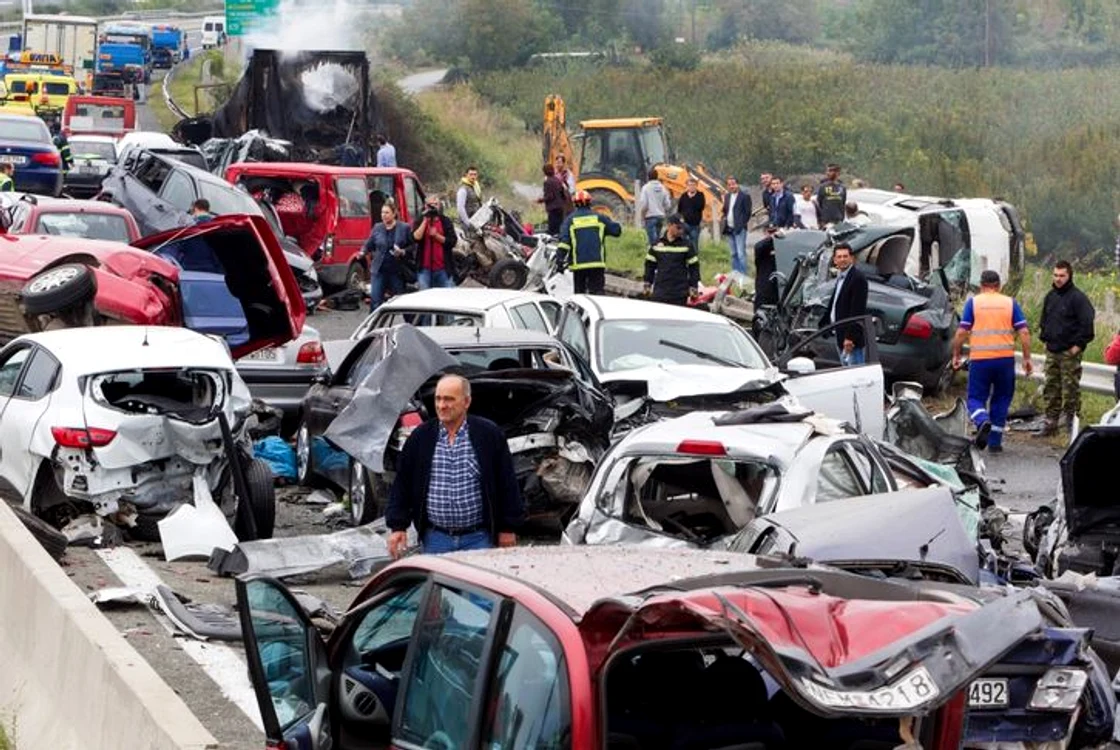 carnagiu pe autostrada din nordul Greciei, 5 cotombrie 2014. (foto: paririaki.com)