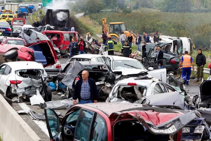 carnagiu pe autostrada din nordul Greciei, 5 cotombrie 2014. (foto: paririaki.com)