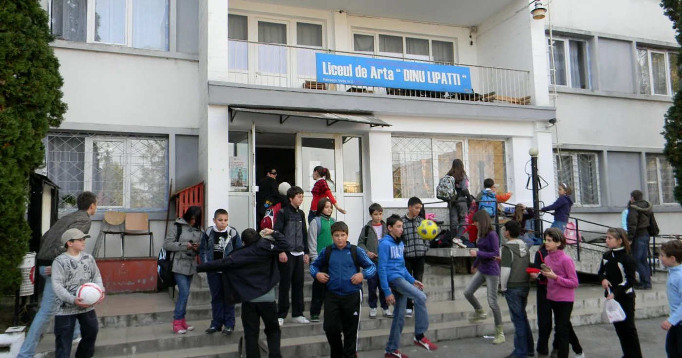 În timp ce profesorii erau la negocieri, elevii au fost lăsaţi de izbelişte