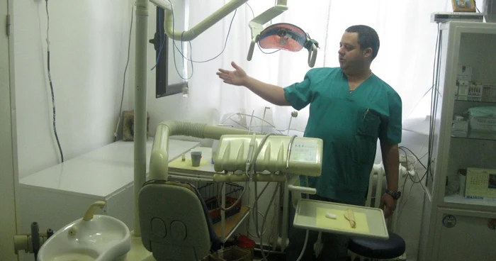 Stomatologul Leibovici şi scaunul cu bucluc. Foto: Adrian Obreja