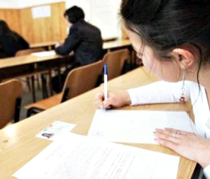 Elevii găsiţi cu fiţuici în buzunare au fost scoşi din examen