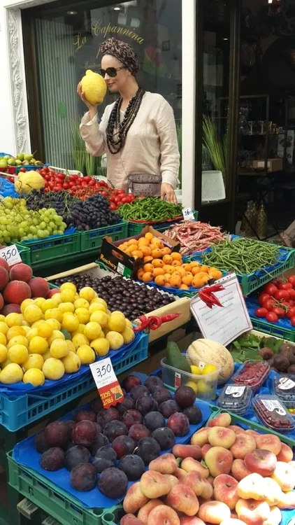 Andreea Marin, la piaţă printre fructe şi legume. (Foto: arhiva personală)