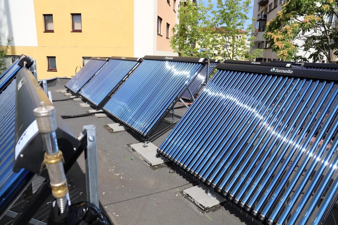Primele panouri solare pentru blocuri au fost instalate la Pitești FOTO Denis Grigorescu