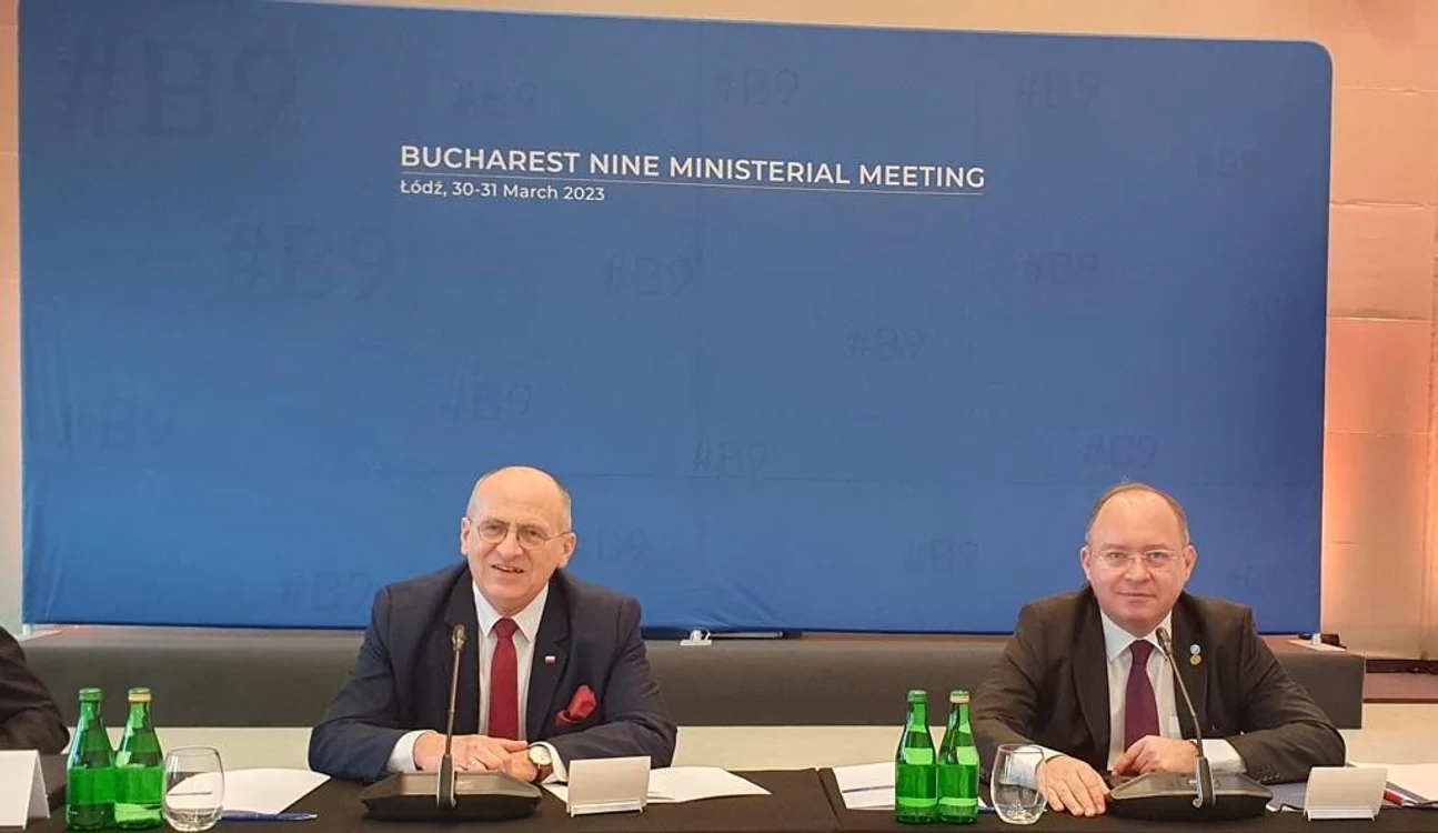 Bogdan Aurescu (dreapta), la reuniunea în format B9 FOTO MAE