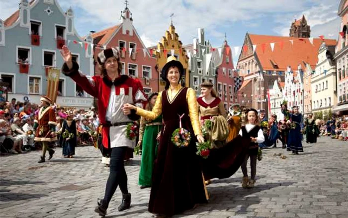 Nunta din 1475 e reconstiuită cu peste 2.000 de actori şi figuranţi FOTO:bayerisches-termenland.de