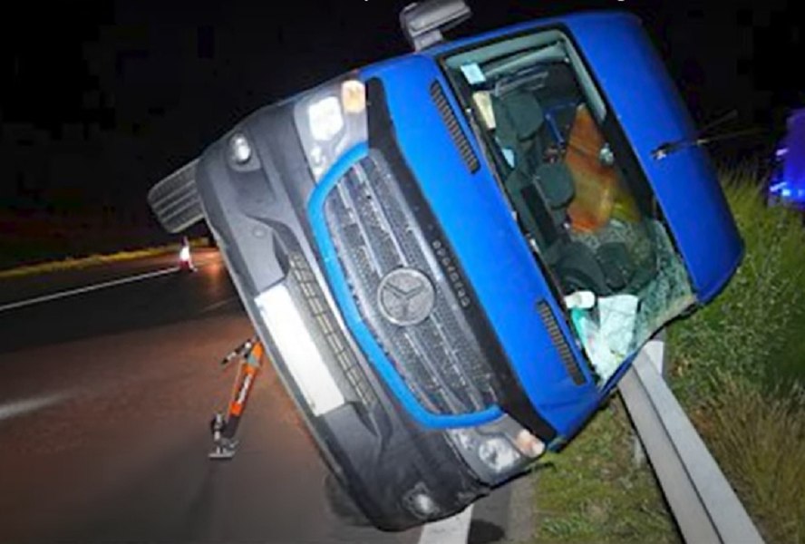 O persoană a murit după ce un microbuz înmatriculat în România s-a răsturnat pe o autostradă din Ungaria